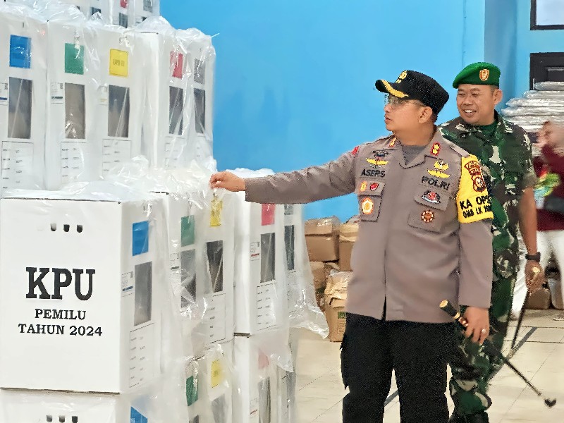 Kapolres Siak Lakukan Pengecekan Logistik Pemilu di Gudang PPK Kandis - Minas