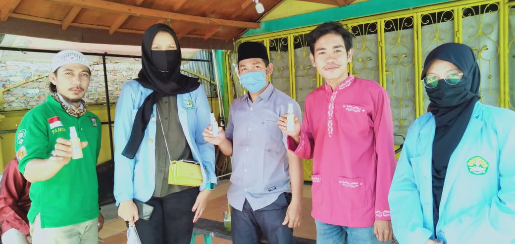 Mahasiswa KKN Relawan Desa Lawan Covid-19 UNRI Buat dan Bagikan Hand Sanitizer Gratis di Perawang
