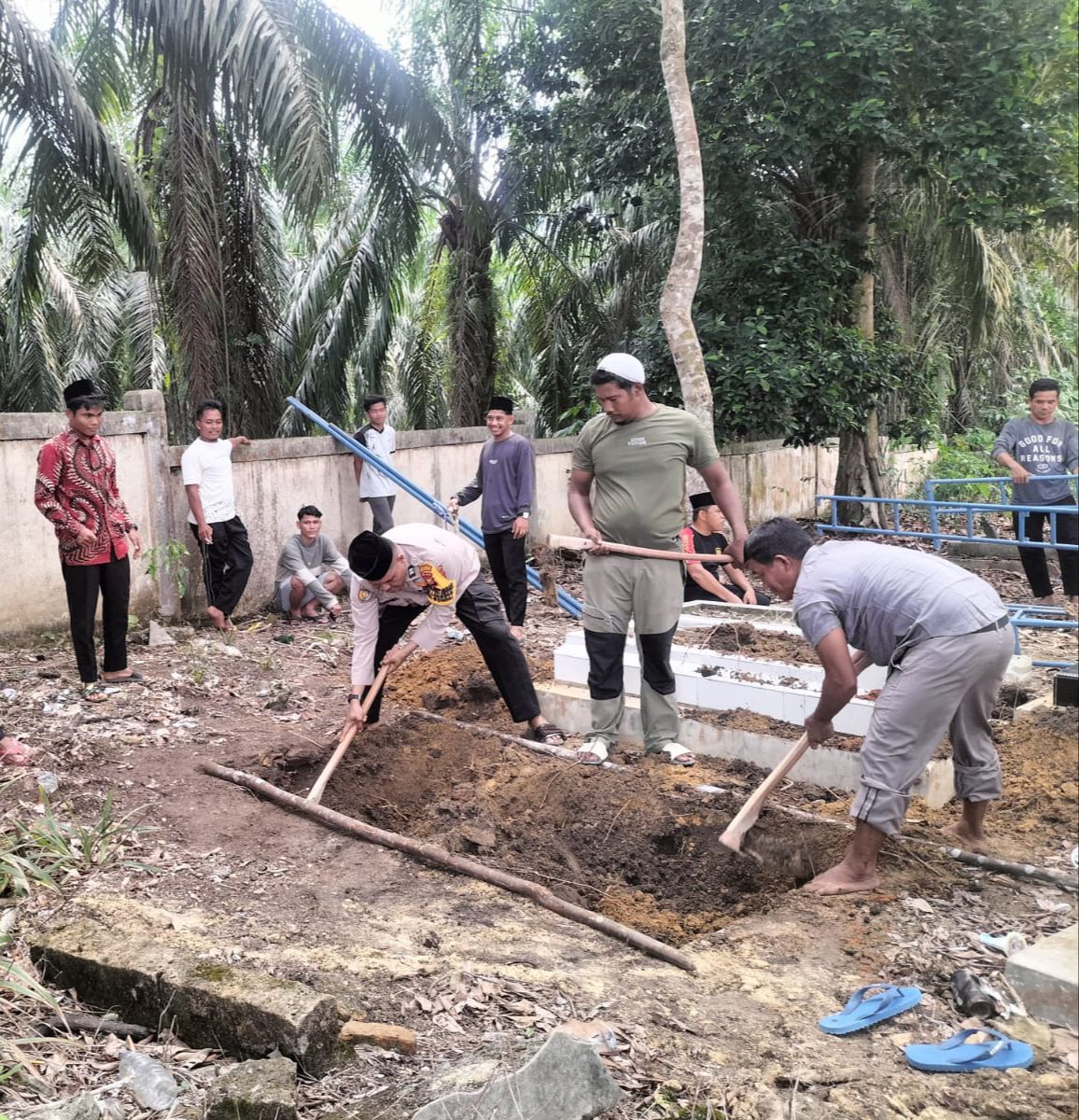 Misi Pilkada Damai, Bhabin Polsek Langgam Lakukan Ini