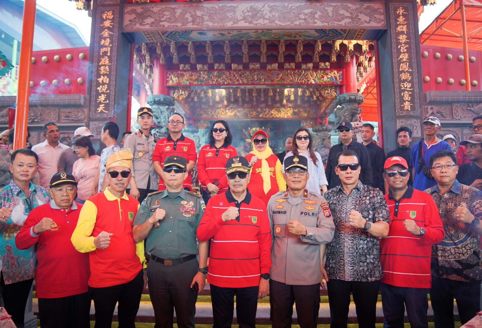 Puluhan Ribu Masyarakat Saksikan Pembakaran Replika Kapal Tongkang