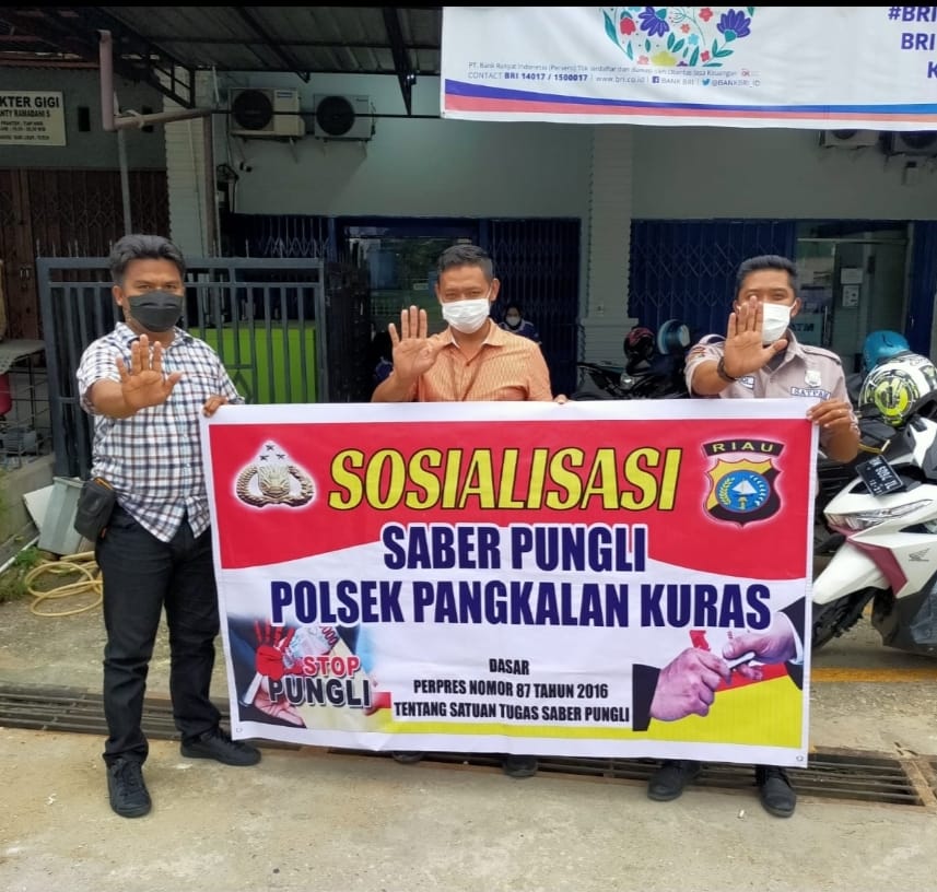 Anggota Polsek Pangkalan Kuras Sosialisasikan Saber Pungli Kepada Jukir Bank