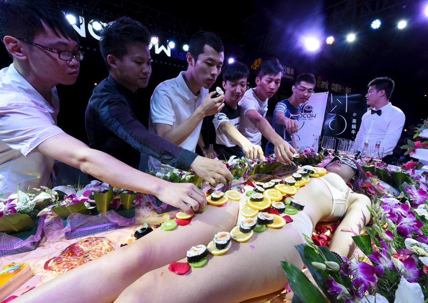 Tradisi Nyotaimori, Makan Sushi di Atas Tubuh Wanita Tanpa Busana