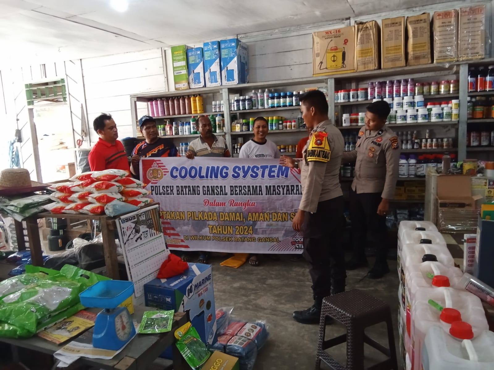 Polsek Batang Gansal Berikan Imbauan Pilkada di Komplek Pertokoan