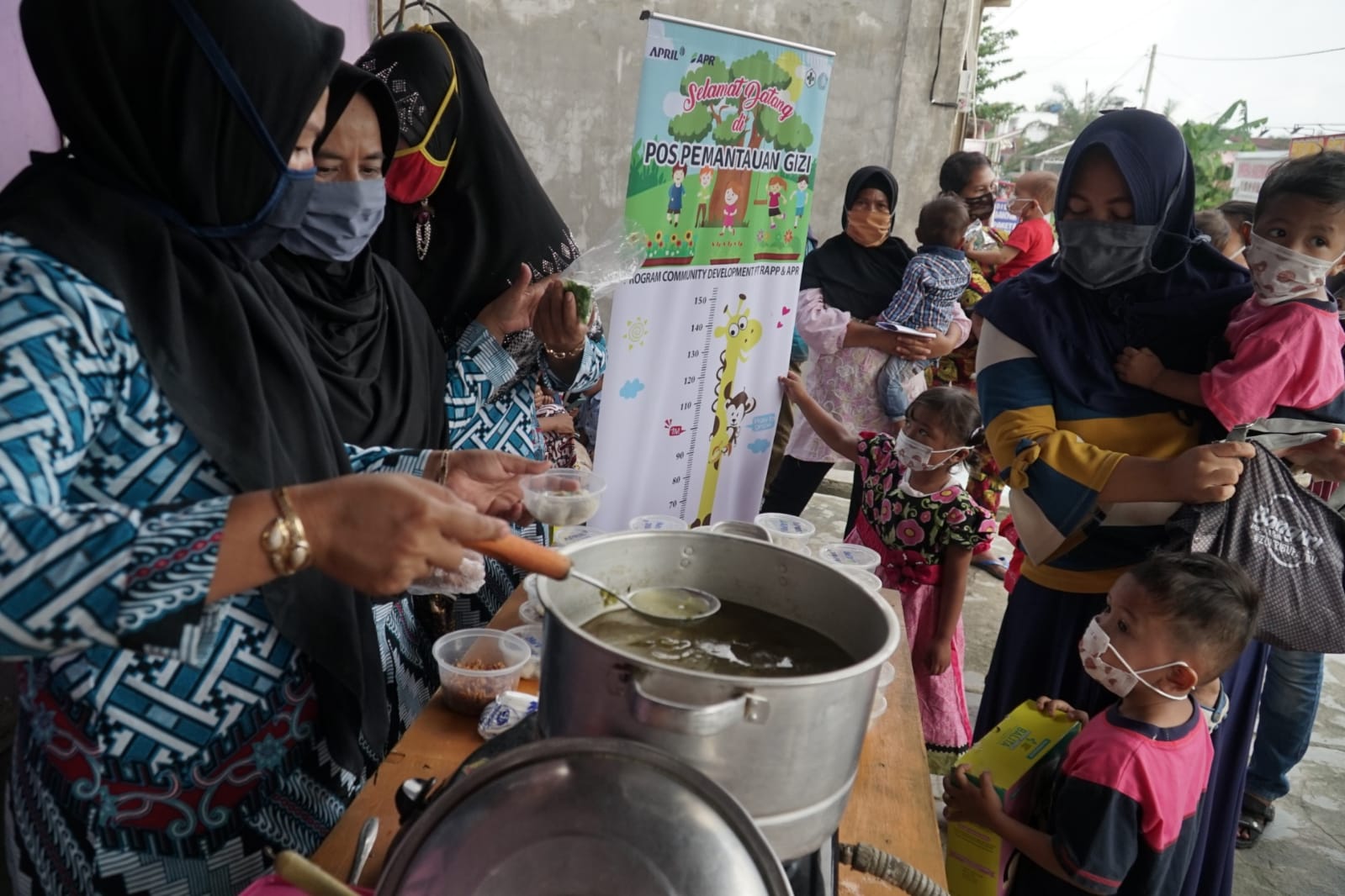 Turunkan Angka Stunting, RAPP Serahkan Alat Antropometri ke Posyandu di Kuansing