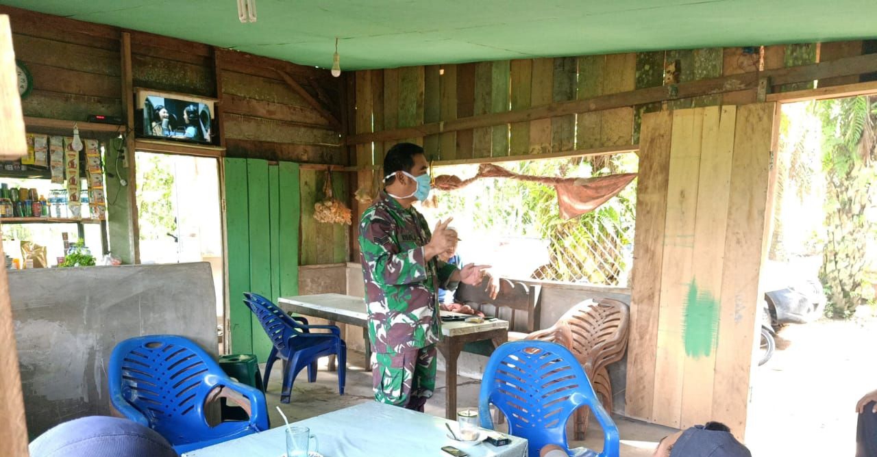 Babinsa Koramil 10/Kds Himbau Warga Tetap Gunakan Masker