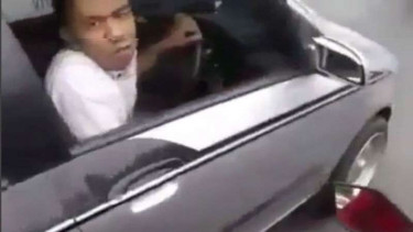 Halangi Mobil Ambulans, Pria Ini Dicari TNI