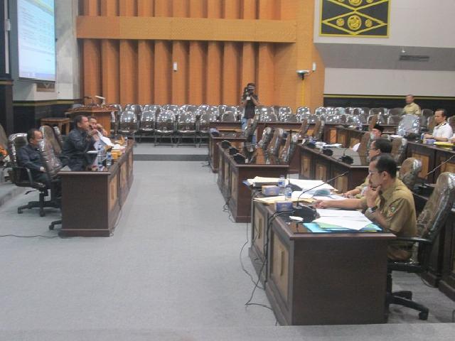 Ketua TAPD tak Hadir Rapat APBD. Fadri: Sekarang Siapa yang tak Mau Bahas APBD?