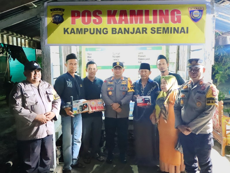 Tak Kenal Lelah, Kapolres Siak Cek Pos Siskamling Warga hingga Malam Dini Hari Sambil Dengarkan Keluhan Warga