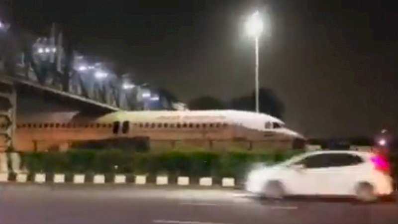 Begini Cerita Pesawat Air India Terjebak di Bawah Jembatan Penyeberangan