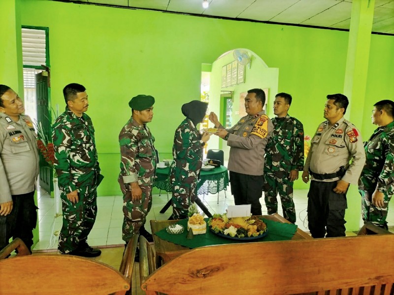 HUT TNI ke-79, Ipda Bonni Berikan Kejutan Nasi Tumpeng untuk Danramil 02 Tanah Putih dan Sinergitas Pilkada Damai