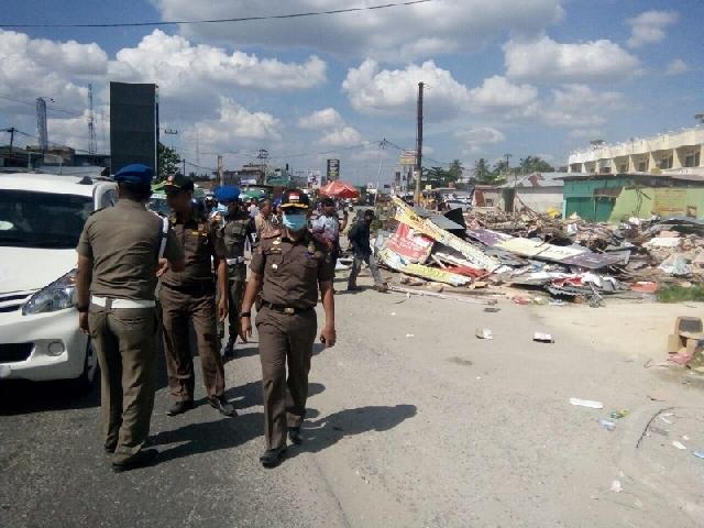 Satpol PP Pekanbaru Bersihkan Bangunan Liar Disepanjang HR Soebrantas