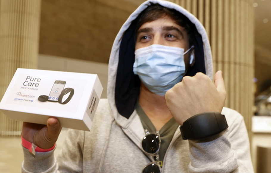 Israel Luncurkan Gelang Pelacak Virus Corona
