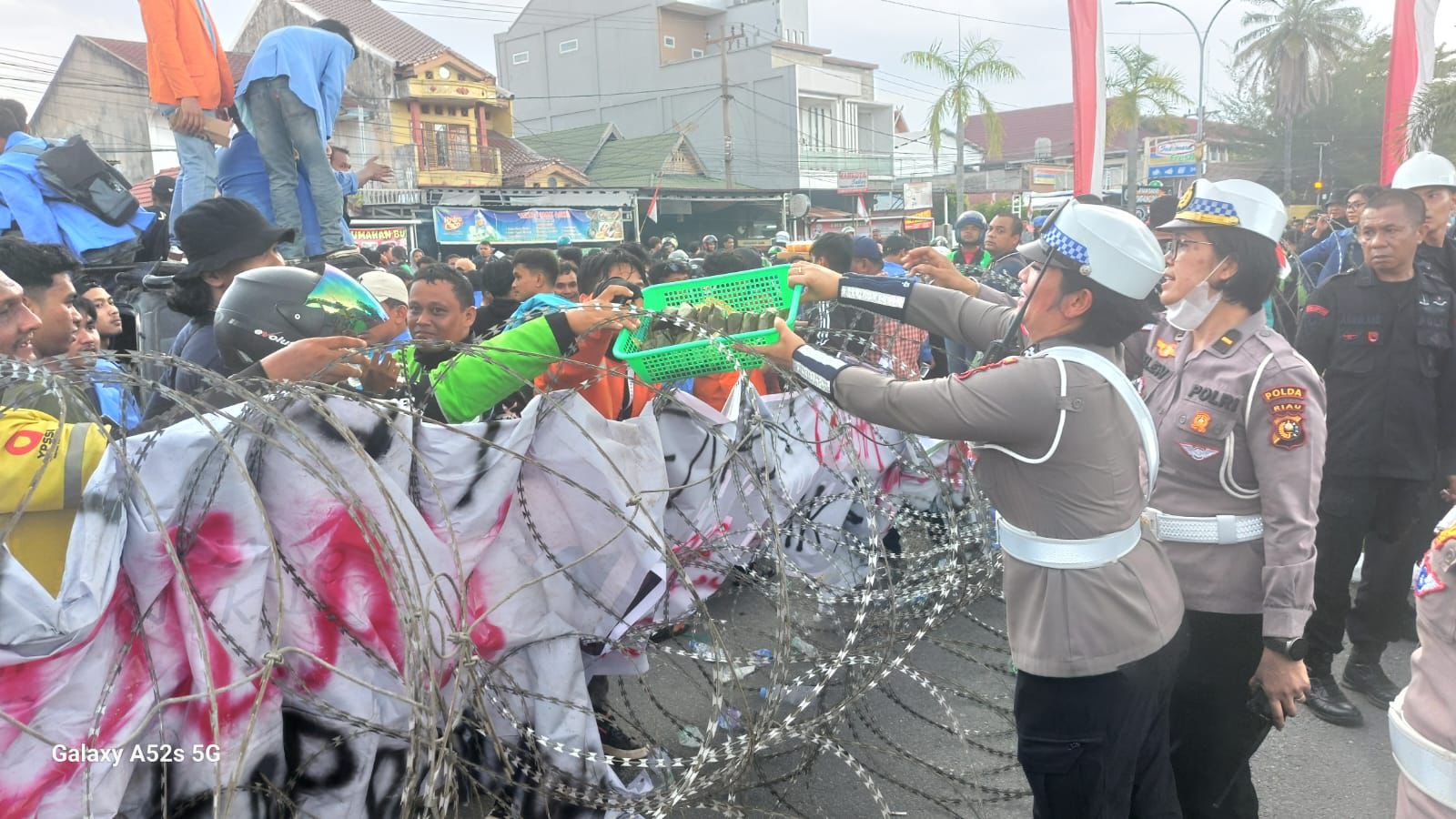 Polwan Lantas Polda Riau Sapa Massa Aksi, Atur Lalu Lintas di Jalan Pattimura