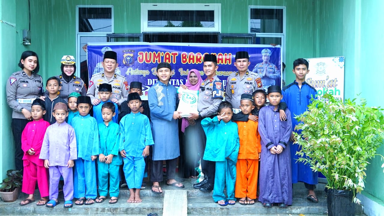 Sampaikan Pesan Kamtibmas, Ditlantas Polda Riau Beri Bansos ke Panti Asuhan