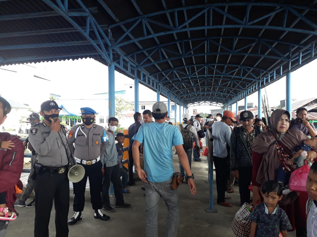 Cegah Penyebaran Covid-19, Polsek Kuala Kampar Terapkan PPKM di Pelabuhan Penyalai