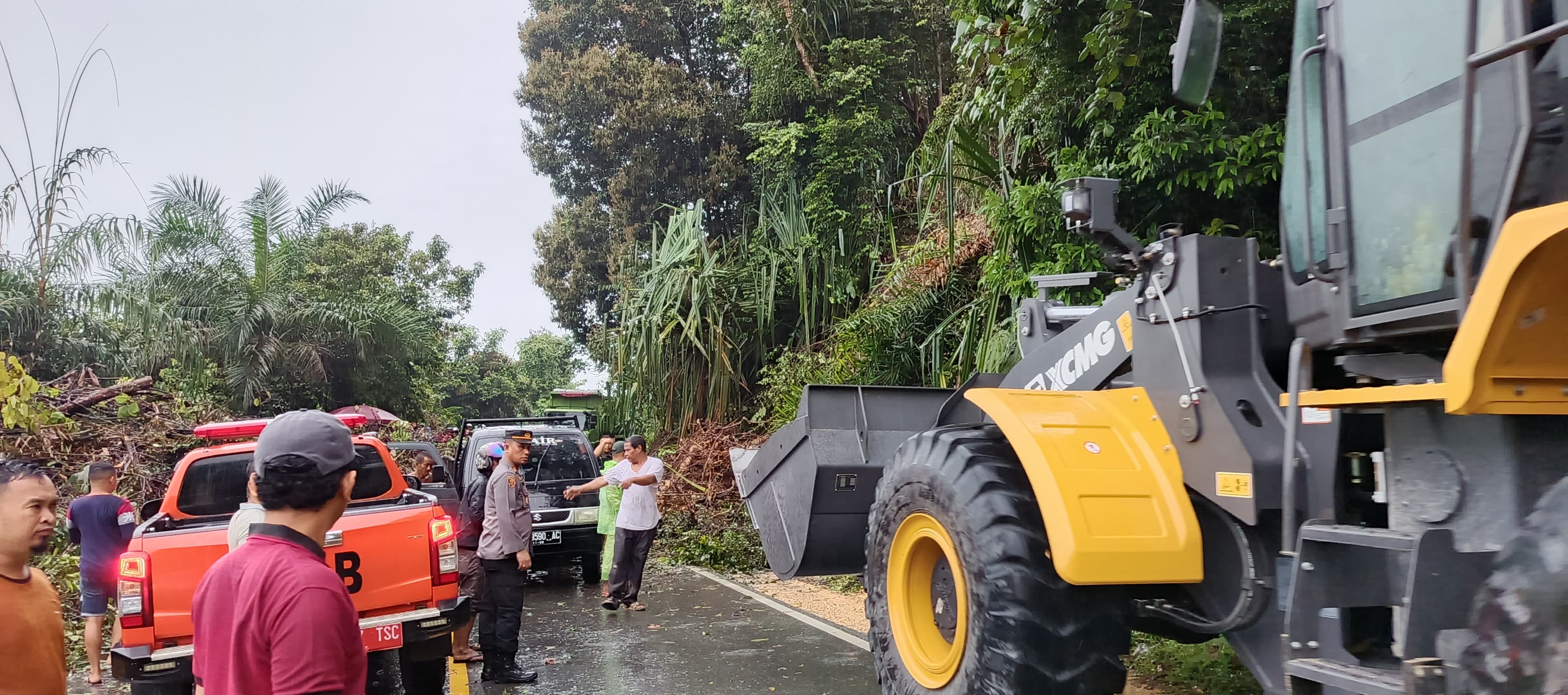 Tertutup Longsor, Jalan Lintas Pekanbaru–Taluk Kuantan Kembali Normal dalam 5 Jam