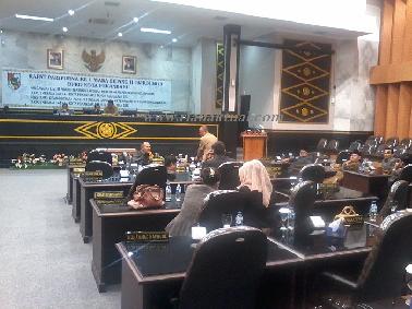 Semakin Siang Dewan makin Menghilang, Paripurna Diskors 1 Jam