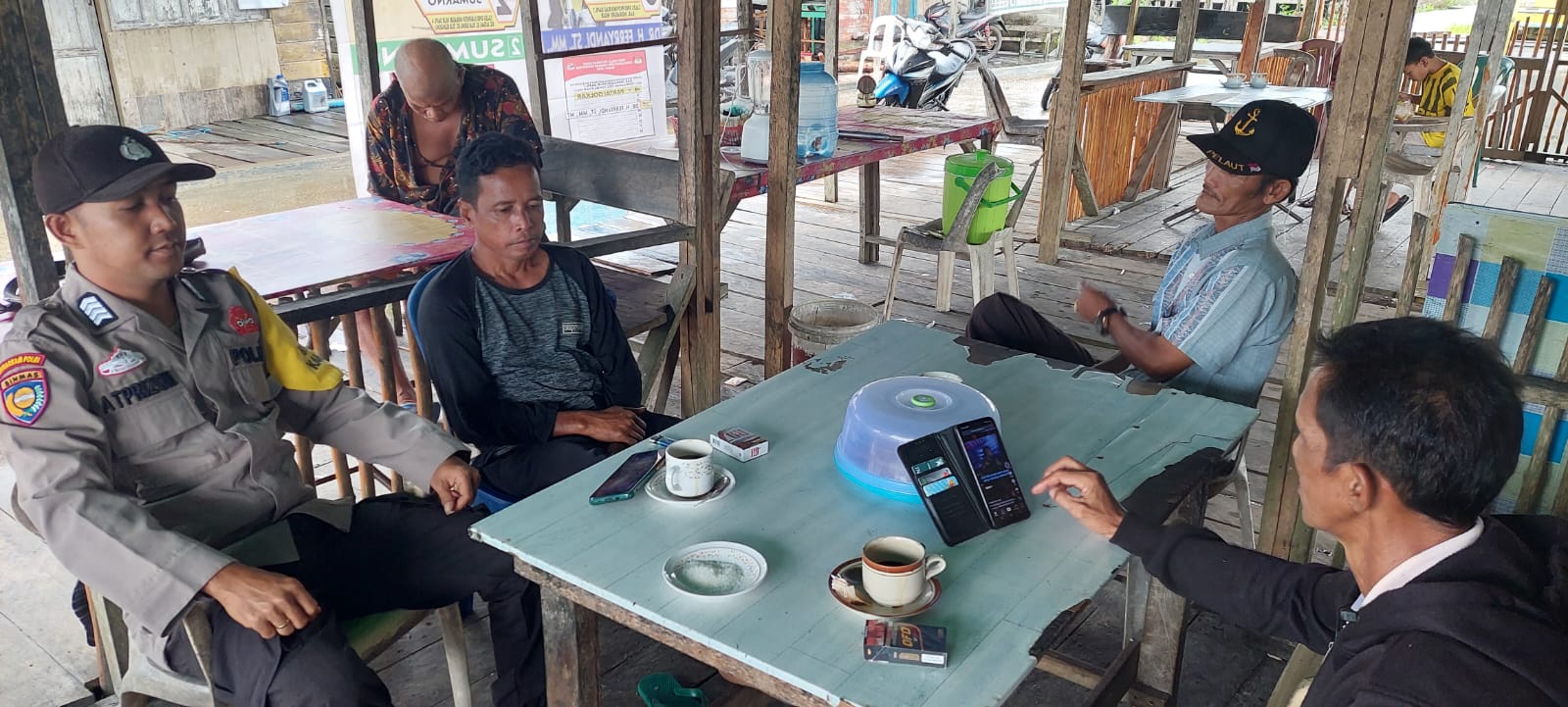 Sukseskan Pemilu 2024, Babinkamtibmas Polsek Teluk Belengkong Sambangi Masyarakat Desa Sakarotan