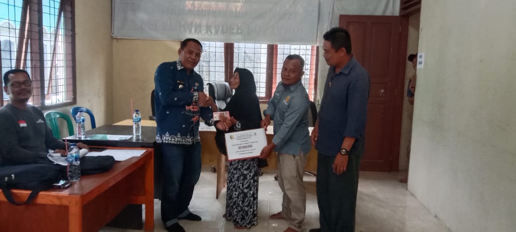 Penyaluran BLT Desa Seberang Pulau Busuk Membawa Kebahagiaan Menjelang Idul Adha 2024