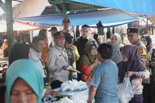 Kapolres dan Sekdakab Kuansing Cek Harga dan Jumlah Barang di Pasar Denai