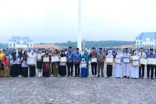 Pj Walikota Pekanbaru Terima Buku Gurindam Kalbu se-ASEAN Karya 9 Guru Terbaik