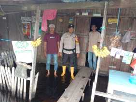 Cooling System, Polsek Tembilahan Hulu Sambangi Warga Terdampak Banjir