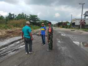 Kondisi Rusak Parah Jalan Nasional di Desa Petai Kuansing Riau Menyebabkan Kemacetan