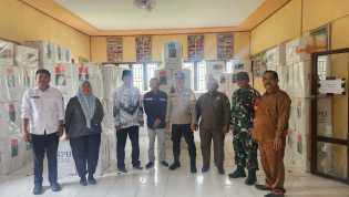 Kapolsek Kempas dan Forkopimcam Cek Logistik Pilkada di Gudang PPK