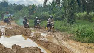 Kapolres Rohul Tempuh 15 Jam Lewati Jalan Rusak Demi Amankan Logistik Pemilu