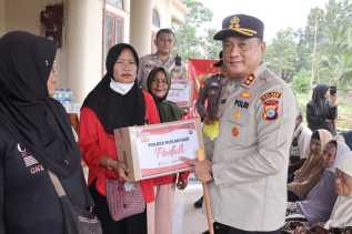 Polri Peduli Kaum Dhuafa, Kapolres Rokan Hilir Serahkan Langsung Bantuan Kemanusiaan