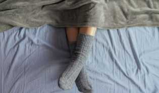 Ada 5 Fakta Menarik Pakai Kaus Kaki saat Tidur