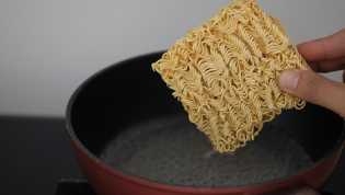 Pakar Gizi IPB Ungkap Dampak Jangka Panjang Keseringan Makan Mi Campur Nasi