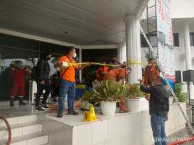 Tak Temui Istri, Suami Bakar Sofa Kantor Bappedalitbang Riau