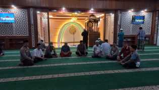 Polres Kuansing Sampaikan Pesan Kamtibmas Jelang Pemilu 2024 Usai Salat Maghrib dan Isya Berjamaah