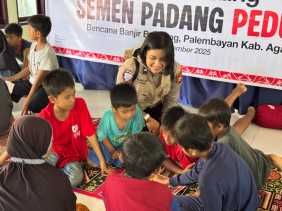 Polwan Polda Riau Obati Luka Mental Anak Korban Bencana Sumbar