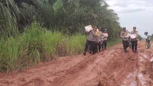 Tempuh Jalan Berlumpur, Polsek Sungai Sembilan Sosialiasi Pemilu Sambil Bagi Sembako