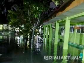 Tak Hanya Jalan dan Pemukiman, SMA di Pekanbaru Ini Juga Terendam Banjir