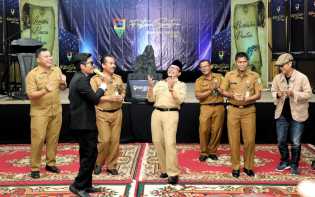 Tertawa Sumringah, Sekda Siak Buka Festival Sastra Sungai Jantan