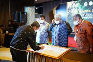 Gubernur Syamsuar Tandatangani Komitmen  Percepatan Rehabilitasi Mangrove