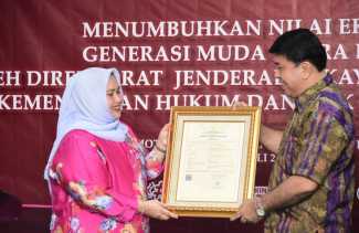 Bupati Bengkalis Terima Sertifikat Pencatatan Ciptaan Booklet Bengkalis Bermasa