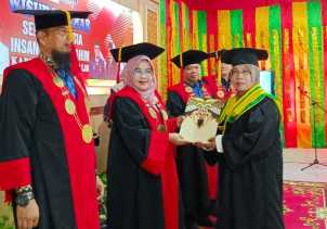 Usia Bukan Halangan untuk Belajar, 35 Lansia dari Sekolah Lansia Insan Ghofur Rohim diwisuda