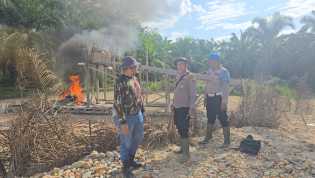 Polsek Kuantan Hilir Musnahkan 4 Rakit PETI di Bendungan Koto Rajo Kuansing