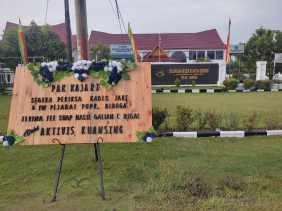 Kajari Kuansing Dikirimi Papan Bunga Berisi Pesan Periksa Kades Jake