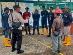 Sambang ke Perusahaan, Kanit Samapta Polsek Pulau Burung Sampaikan Himbauan Kamtibmas kepada Karyawan