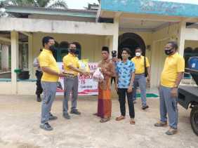 Dalam Rangka Hut Bhayangkara ke 76, Kapolsek Rambah Samo Salurkan Bansos