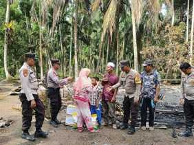 Tanggap dan Peduli Bencana, Polsek Tempuling Berikan Bantuan Sembako untuk Korban Kebakaran