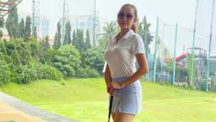 Aura Kasih Main Golf, Body Goals Hot Mom Bikin Salfok!