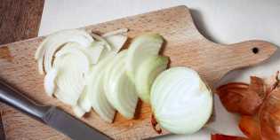 Ini Penyebab Mengapa Mengiris Bawang Bisa Buat Kita Jadi Menangis