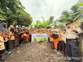 Dukung Green Policing, Kapolsek TPTM Tanam Pohon Bersama Pelajar SDN 002