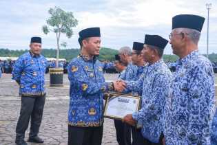 24 ASN Pemko Pekanbaru Masuki Purna Bakti, Wako Agung Berikan Penghargaan